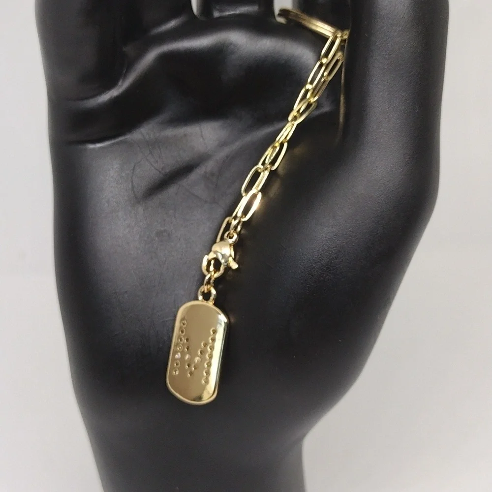 Elegant Gold Keychain with Stylish ‘M’ Pendant – Perfect Gift - Picture 2 of 4